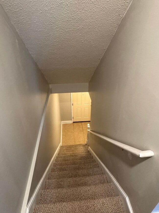 Building Photo - 3 Bedroom || 2 Full Bathroom & 2 Half Bathroom Townhome