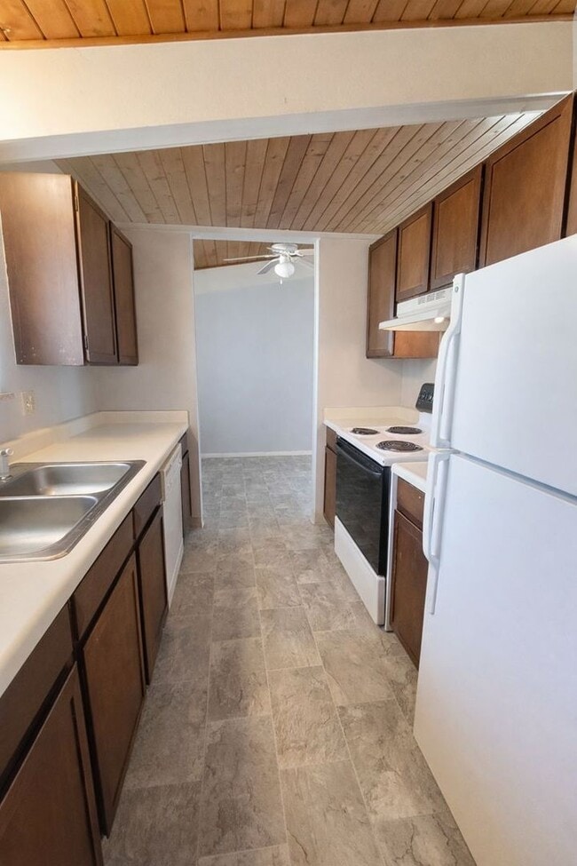 Building Photo - Updates, Simple Utilities, Awesome South Central Location - Maple Tree Apartments