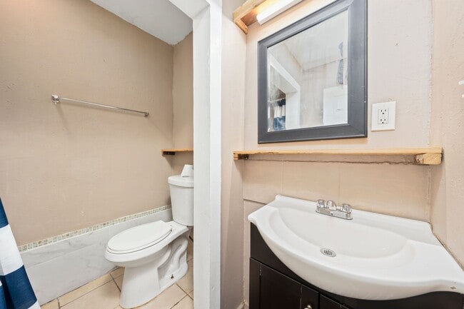 Building Photo - 1 Bedroom 1 Bath duplex in Roseville!