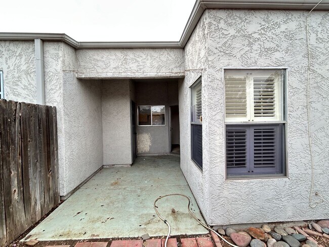 Building Photo - 2 Bedroom, 2 Bathroom Updated Condo