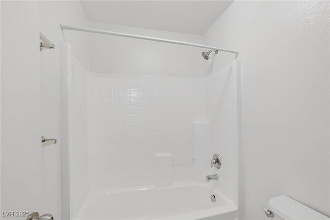 Building Photo - 2872 Strathallan Ave