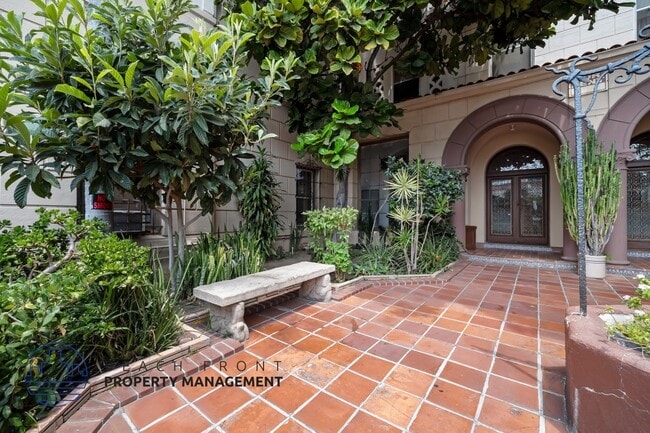 Building Photo - 3333 W. 4th St.