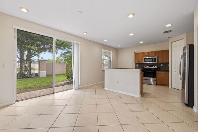 Building Photo - 8401 SW 25th Ct