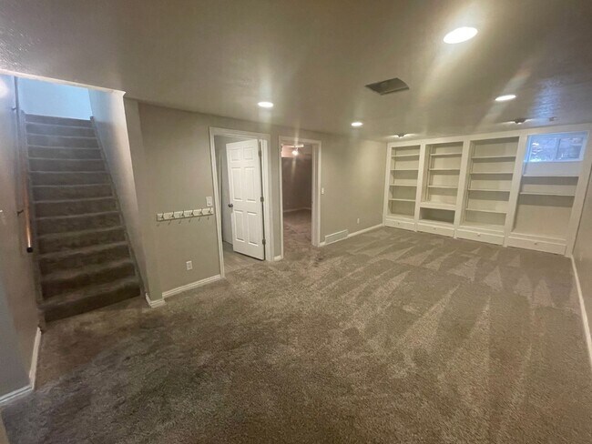 Building Photo - 550 E 250 N