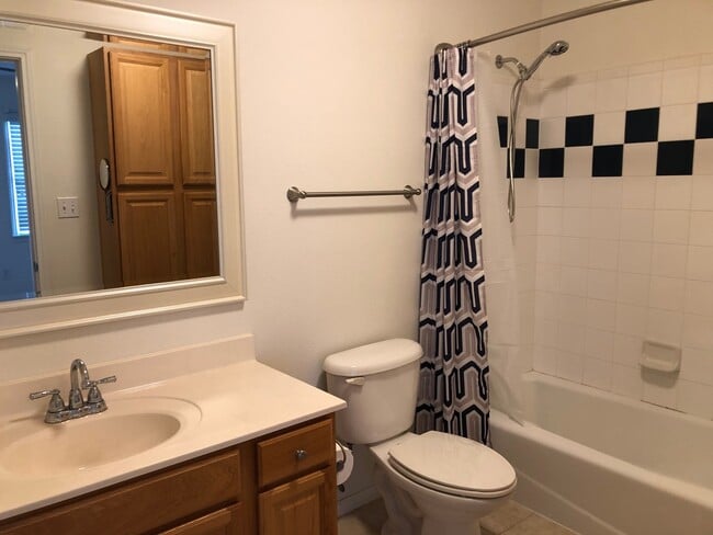 Building Photo - Great Close-In Condo