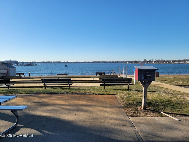 Building Photo - 19 Oak Terrace