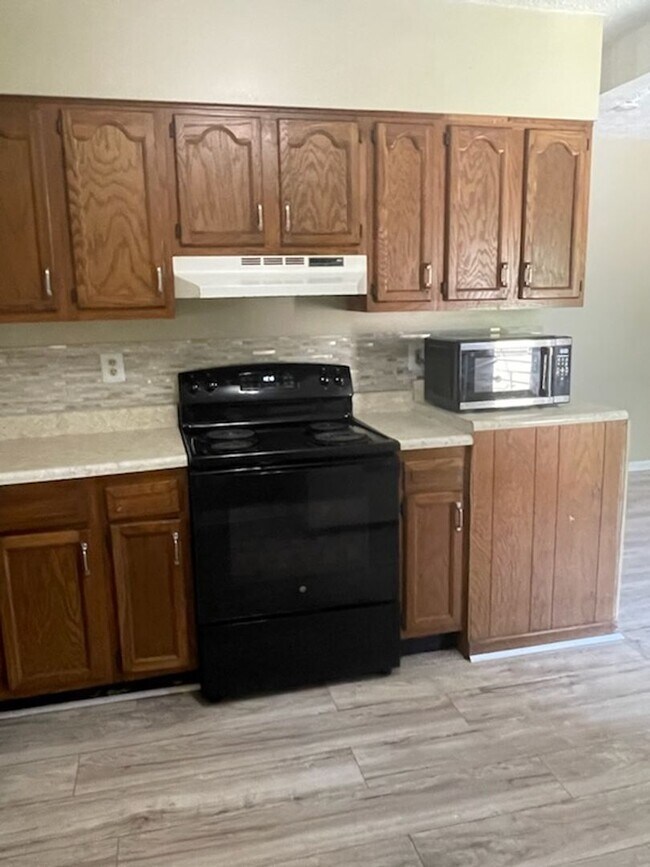 Building Photo - Two Bedroom One Bath Apartment In Huntington