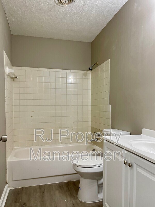 Building Photo - 4211 Lansdowne Dr