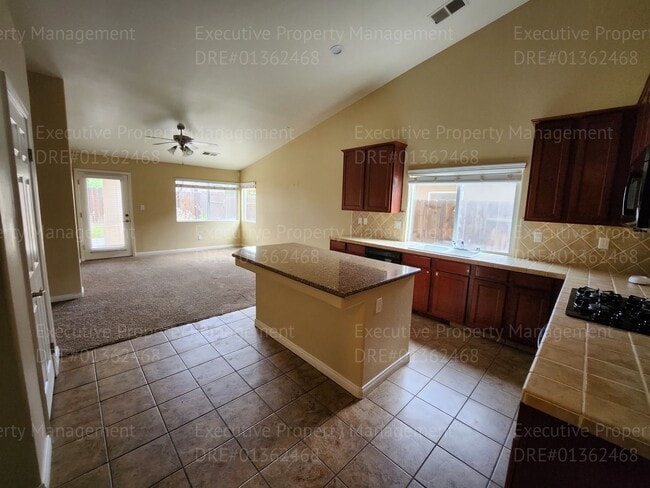 Building Photo - Spacious 4 bedroom 2 bathroom home