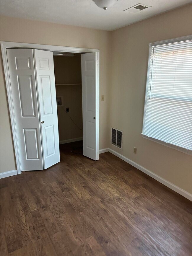Building Photo - 165 Landings Dr