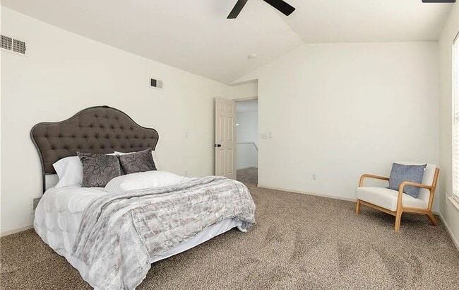 Building Photo - Spacious and Elegant 4 BR 4 BA Home in Olathe!