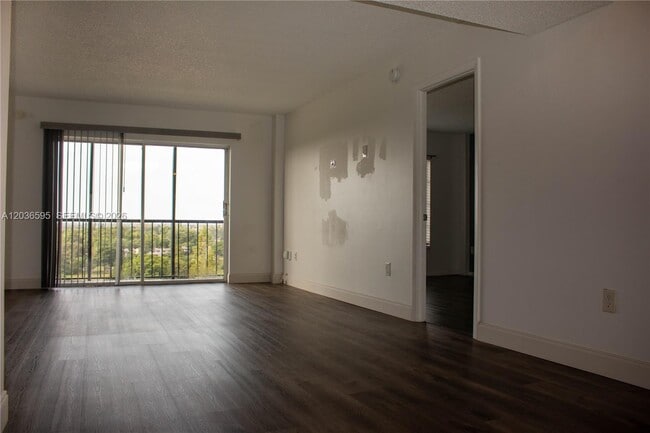 Building Photo - 4164 Inverrary Dr