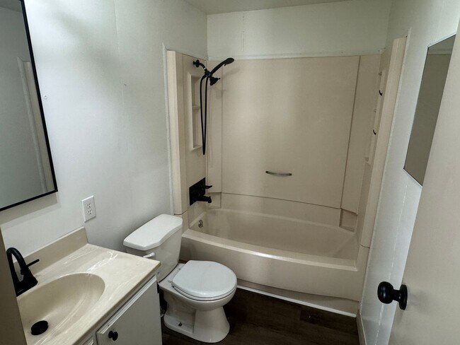 Building Photo - Renovated 3BR Home in Kingsport | Large Kitchen, W/D Included & Deck