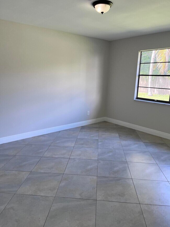 Building Photo - 8760 Lyndall Ln