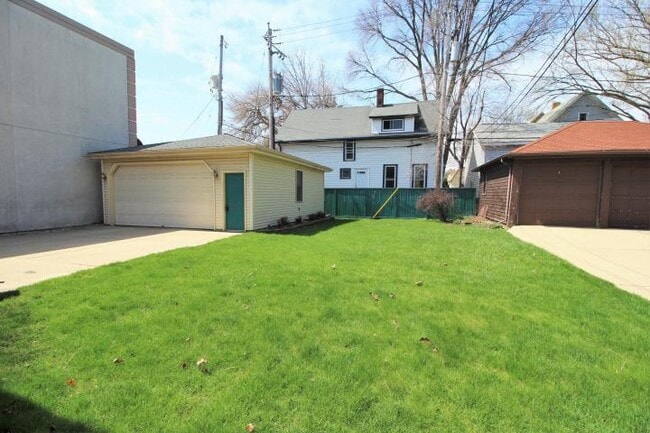 Building Photo - 523 N 63rd St