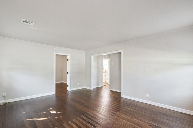 Building Photo - Location, Light & Lifestyle! 3-Bedroom Tul...