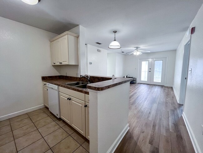 Building Photo - Oxford Terrace Phase I: 4/4 luxury apartment just 3 blocks from UF & 1 block from Sorority Row. L...