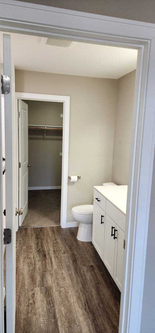 Building Photo - Beautiful 2 Bedroom 1 Bath End Unit Townhouse