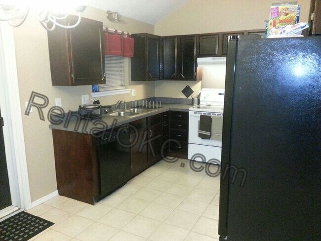 Building Photo - Great back yard Midwest City neighbors!