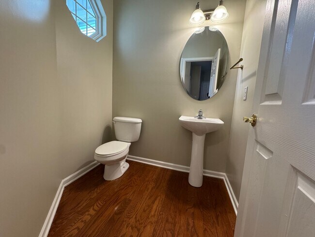 Building Photo - MOVE-IN READY! **Move-in Special** $250 of...