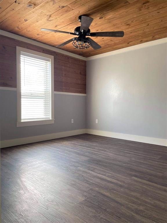 Building Photo - 903 N Valderas St