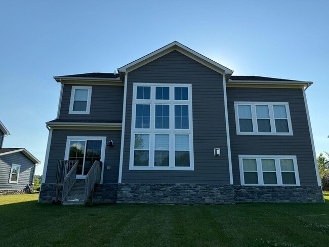 Building Photo - 10692 Pearl Creek Dr