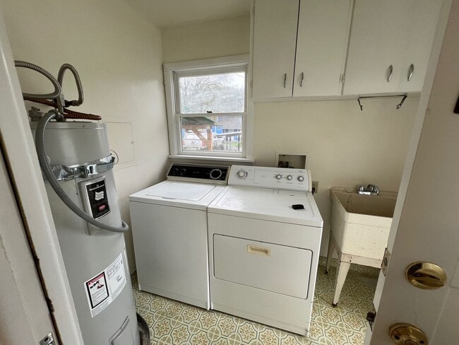 Building Photo - Cute 2 Bedroom House with Hardwood Floors!