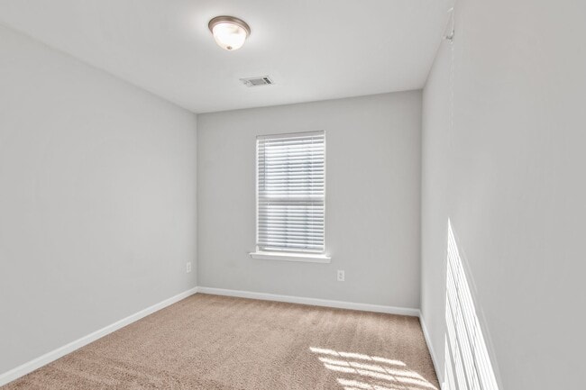 Building Photo - 3 Bedroom Townhome in Jonesboro!