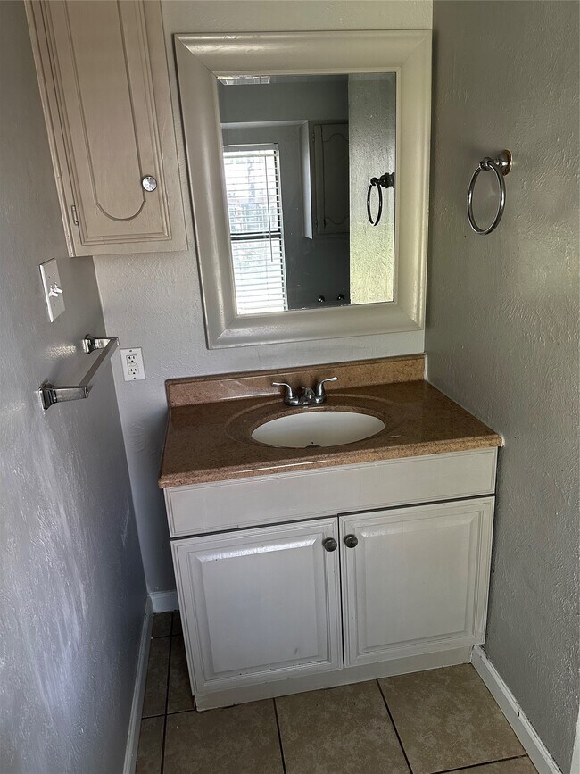 Building Photo - 635 Jeff Davis Dr