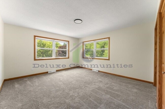 Building Photo - 4 bedroom 3.5 bath