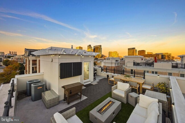 Building Photo - 900 Valencia Ct