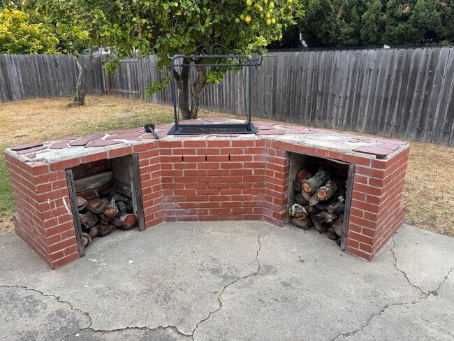 Building Photo - 870 Pearl Dr