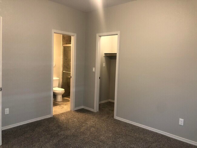 Building Photo - 825 Whitebrush Dr