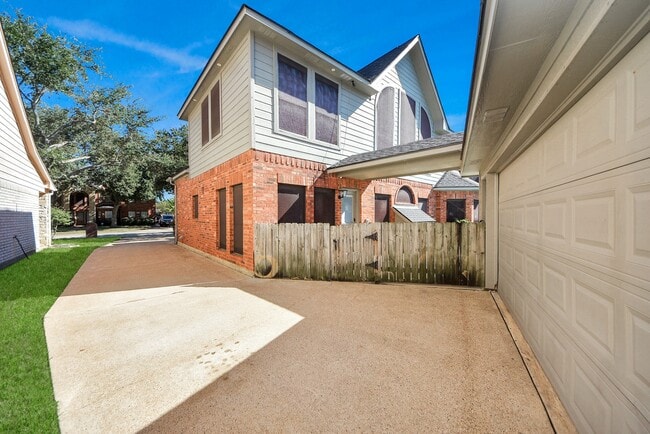 Building Photo - 3010 Ashton Park Dr