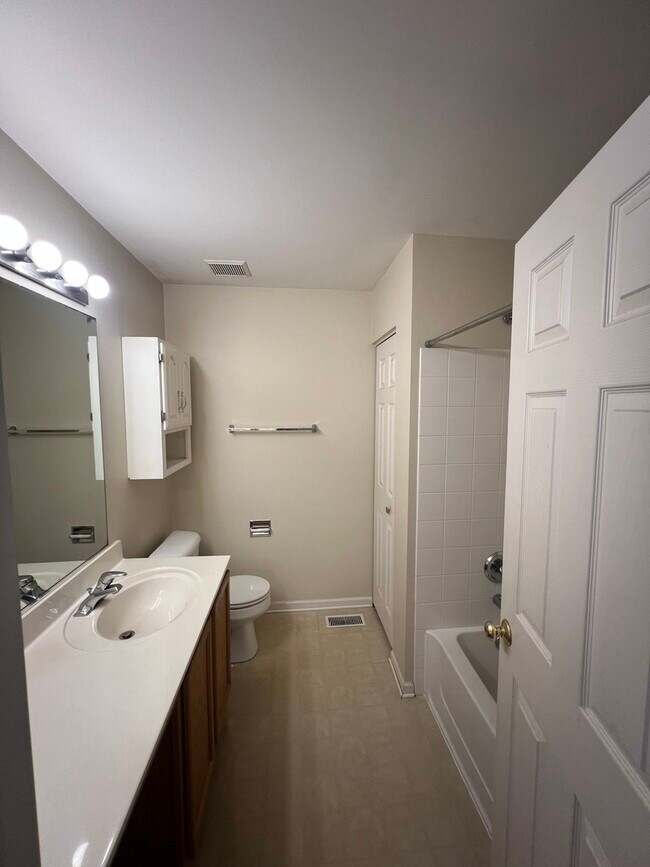 Building Photo - 927 Genesee Dr
