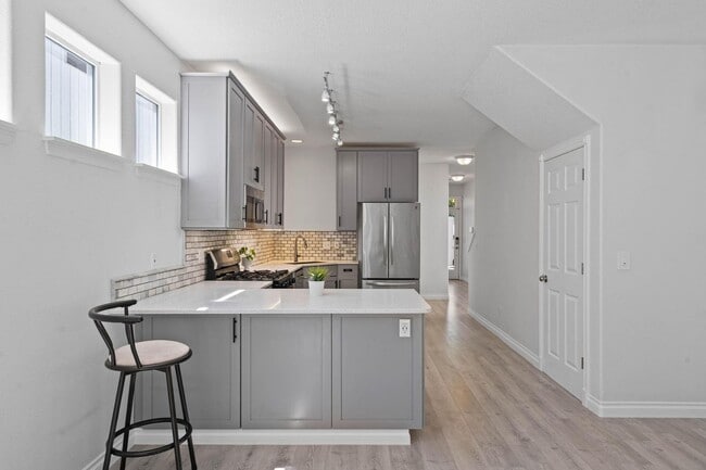 Building Photo - Lovely 3-bdrm/2-bath thin house in Portsmouth. Fenced backyard w/ deck, 1-car garage