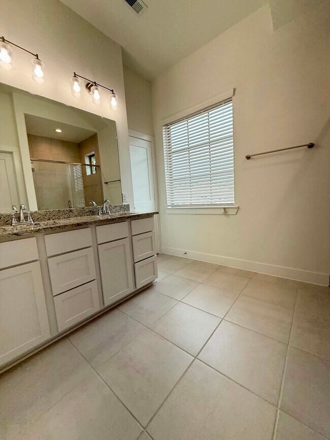 Building Photo - 1539 Crystal Stream Dr