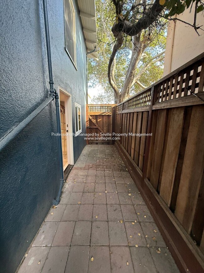 Building Photo - Charming 1920s Alameda East End  2BR+ / 1B...