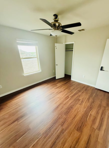 Building Photo - 400 Eagle Brook Ln