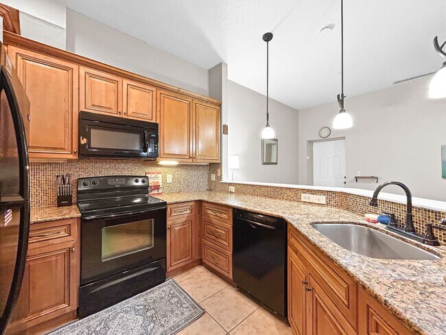 Building Photo - 701 Mirror Lake Dr N