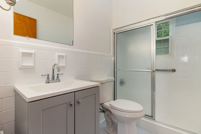 Building Photo - Stunningly Renovated 4 Bedroom 1 Bathroom ...