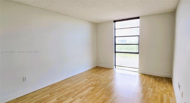 Building Photo - 2500 NE 135th St