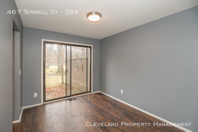 Building Photo - 2 Bedroom Richmond Hts Condo
