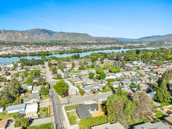 Building Photo - 1301 Clements Cir