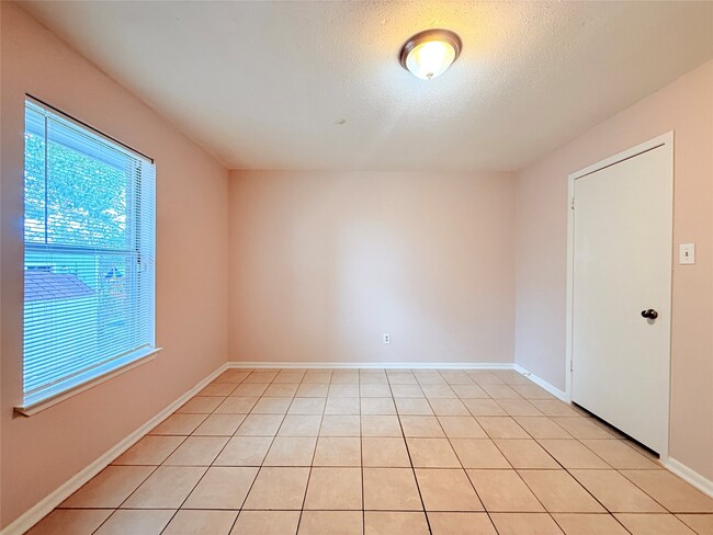 Building Photo - 208 Laurie Ln