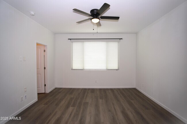 Building Photo - 9127 W Minnezona Ave
