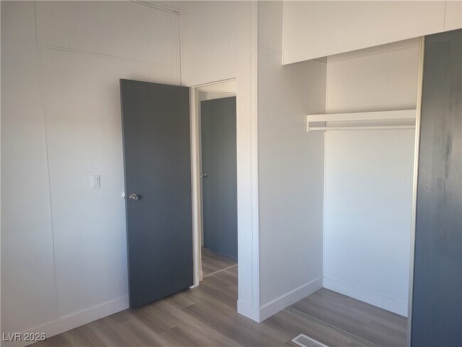 Building Photo - 1060 S Bunch St