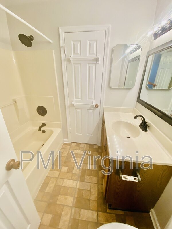 Building Photo - 5142 Settlers Park Dr