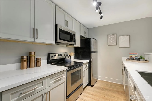 Building Photo - Spacious 2 bedroom 2 bath condo with parki...