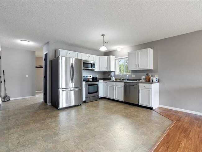 Building Photo - Single level 2 Bedroom Baxter home with attached garage